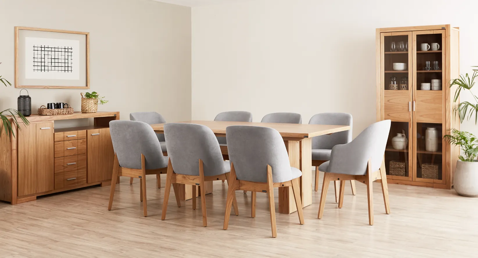 Comedor con mesa y sillas de madera