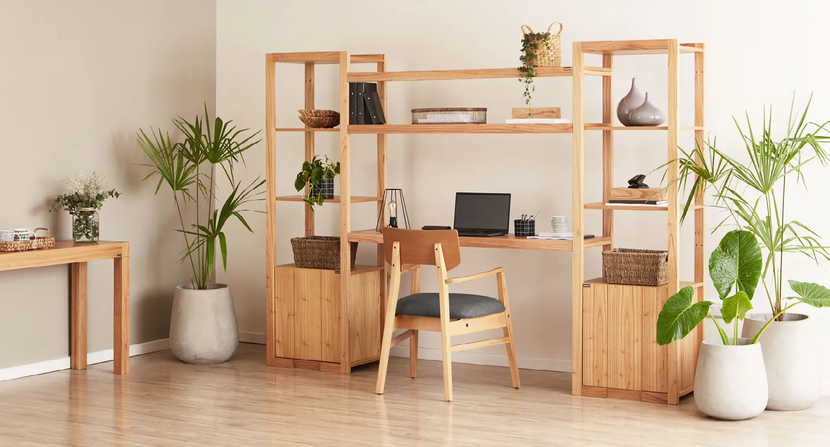 Estudio con estantería y escritorio de madera