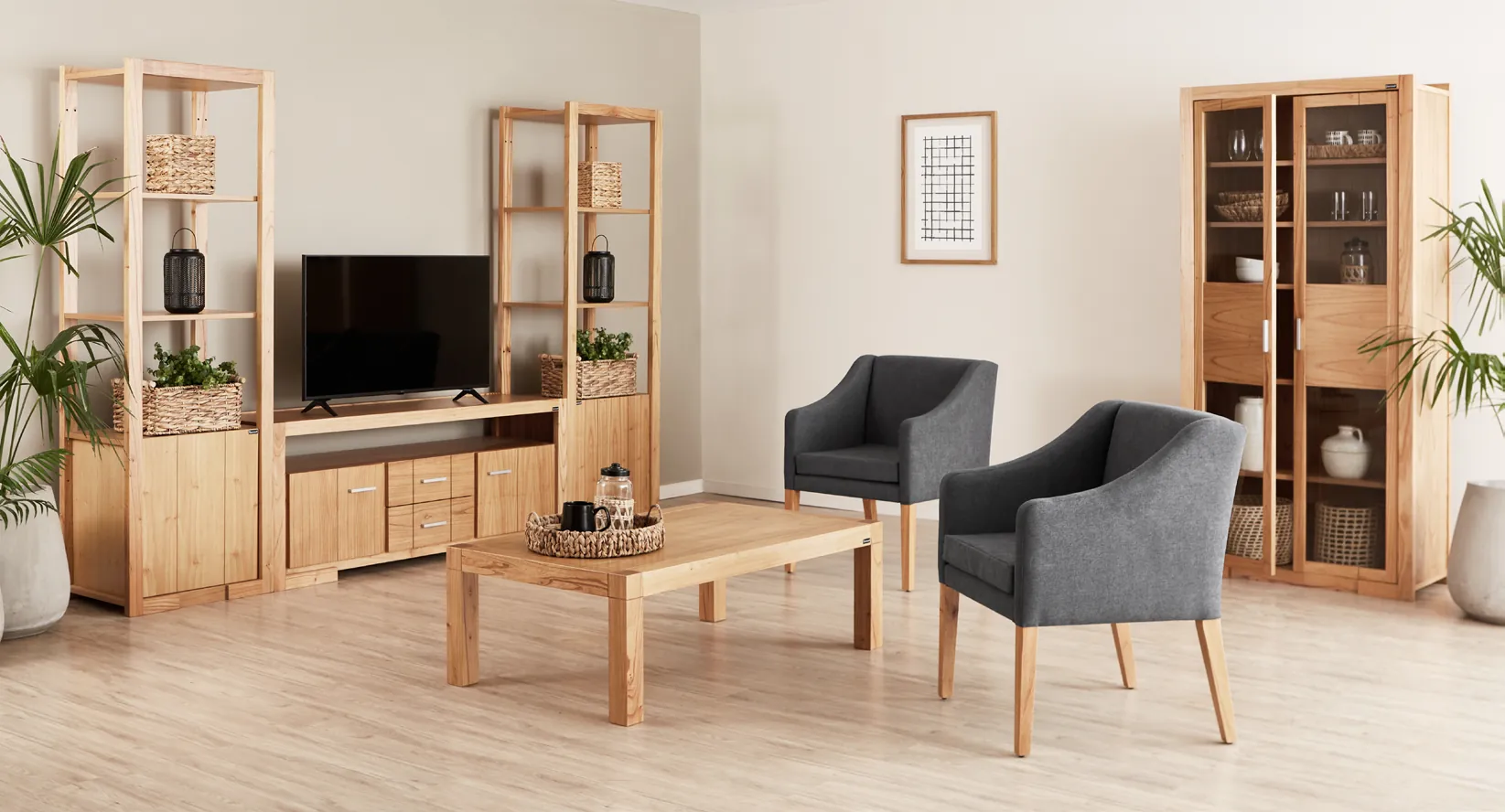 Living con rack, mesa ratona y sillones de madera